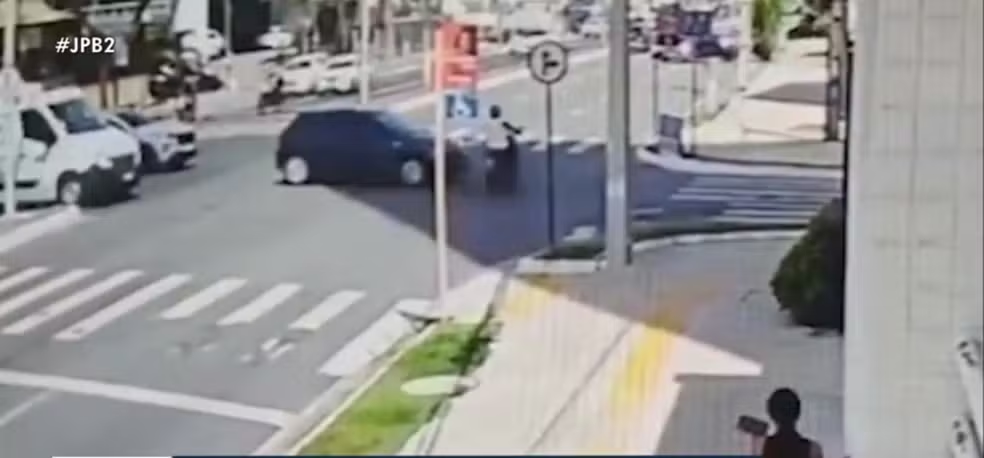 Motociclista ultrapassa sinal vermelho e morre em acidente na Avenida Epitácio Pessoa