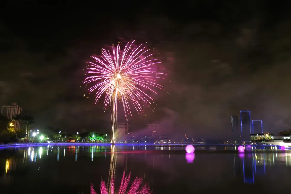 Campina Grande celebra chegada de 2025 com cinco minutos de queima de fogos às margens do Açude Velho