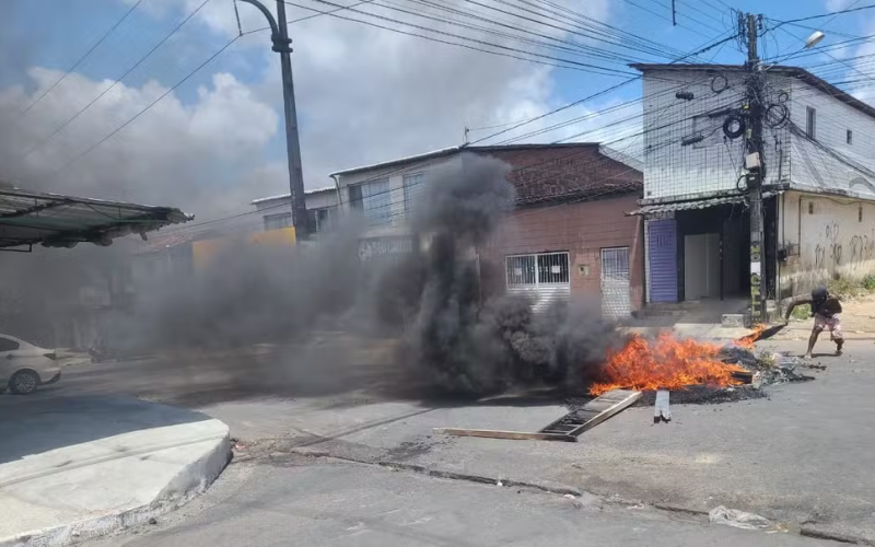 Moradores protestam no Colinas do Sul, após homem ser encontrado morto