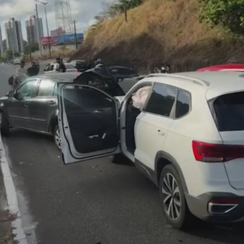 Motorista tenta ajudar motociclista caído na pista e tem carro atingido por outro veículo