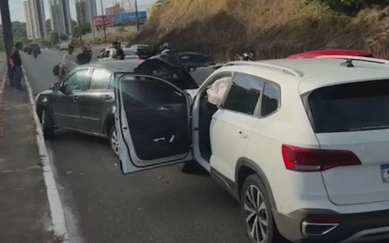 Motorista tenta ajudar motociclista caído na pista e tem carro atingido por outro veículo