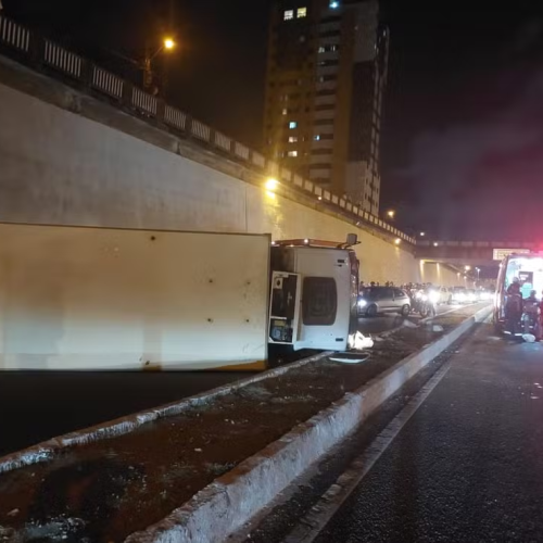 Caminhão tomba embaixo de viaduto em João Pessoa