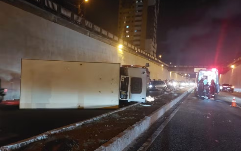 Caminhão tomba embaixo de viaduto em João Pessoa