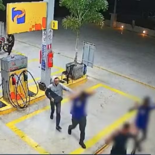 Assaltantes agridem e ameaçam frentistas durante roubo em posto; ‘Muito terror’, diz vítima