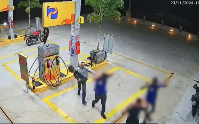 Assaltantes agridem e ameaçam frentistas durante roubo em posto; ‘Muito terror’, diz vítima