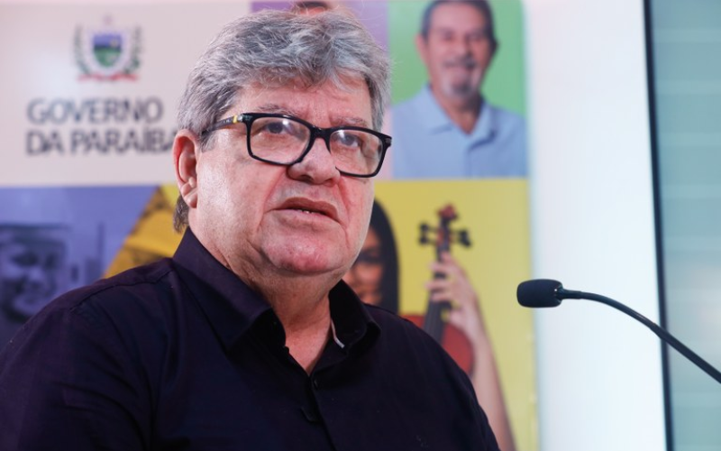 João Azevêdo anuncia medidas para cidades afetadas pela suspensão da Operação Carro-Pipa