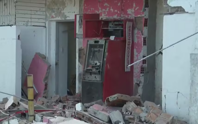 Assaltantes armados explodem caixa eletrônico em posto de combustível de João Pessoa