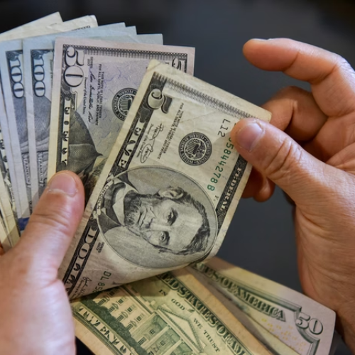 Dólar abre em disparada com pronunciamento de Haddad e detalhes do pacote fiscal