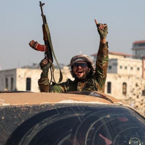 Rebeldes saqueiam palácio de Assad e colocam fogo na sede do governo