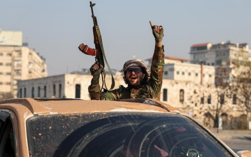 Rebeldes saqueiam palácio de Assad e colocam fogo na sede do governo
