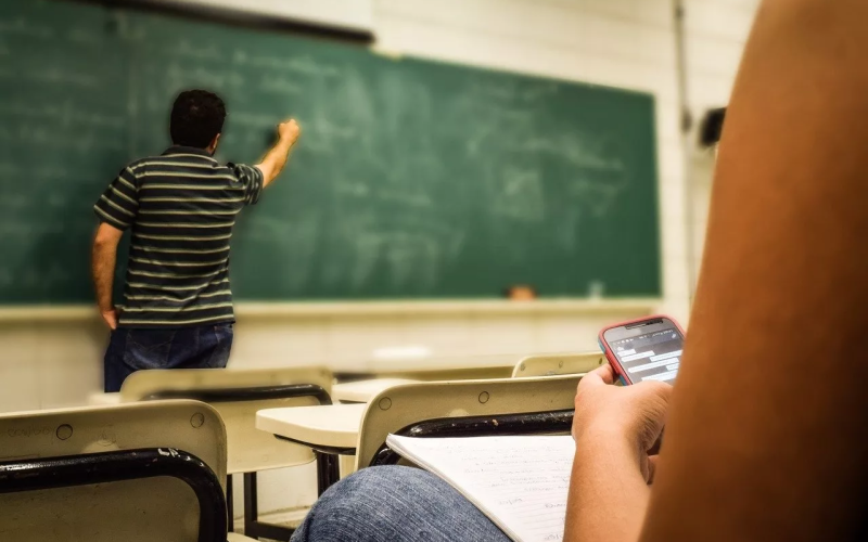 Entenda o projeto de lei para banir celulares em escolas