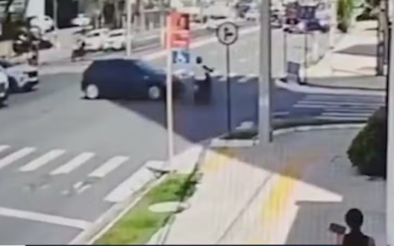 Motociclista ultrapassa sinal vermelho e morre em acidente na Avenida Epitácio Pessoa