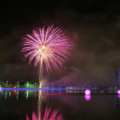 Campina Grande celebra chegada de 2025 com cinco minutos de queima de fogos às margens do Açude Velho