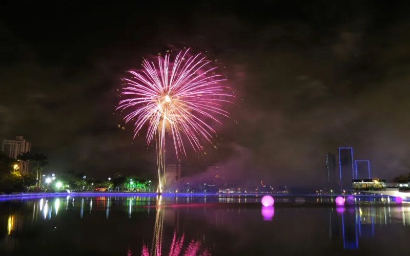 Campina Grande celebra chegada de 2025 com cinco minutos de queima de fogos às margens do Açude Velho