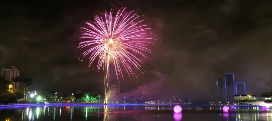 Campina Grande celebra chegada de 2025 com cinco minutos de queima de fogos às margens do Açude Velho