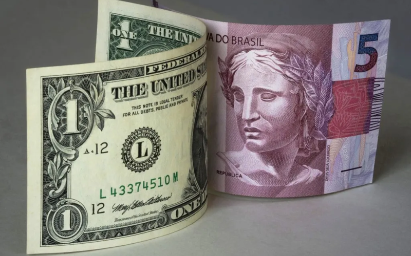 Dólar sobe de forma acentuada após dados fortes do IPCA e nova decepção com a China