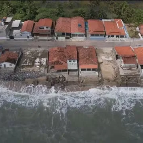 Avanço do mar danifica casas e prefeito da Paraíba decreta situação de emergência