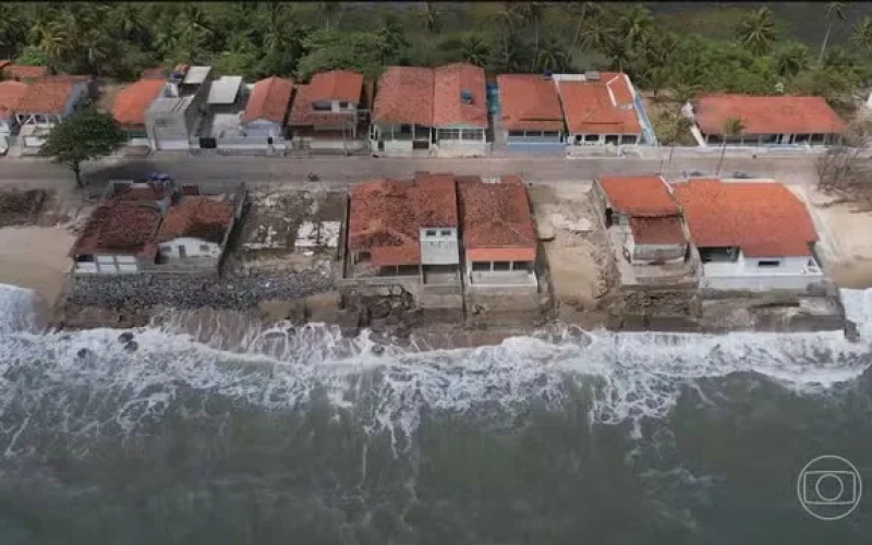 Avanço do mar danifica casas e prefeito da Paraíba decreta situação de emergência
