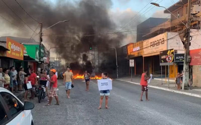 Moradores de comunidade de João Pessoa fazem protesto contra violência policial